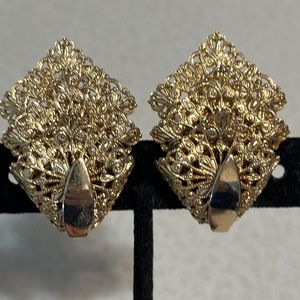 Vintage Sarah Coventry gold tone clip on earrings (414)